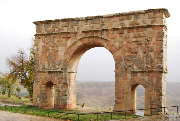 Ancient_Roman_triumphal_arch_of_Medinaceli-Spain